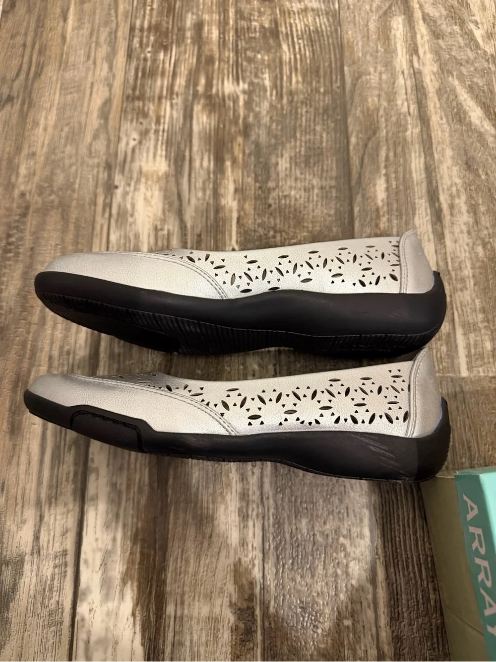 Array Women's Silver Comfort Slip-On Flats Size 7 Narrow